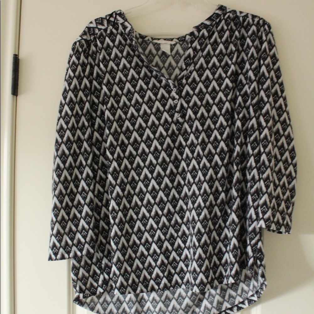 Black and white patterned 3/4 sleeve top